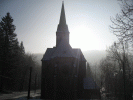 Zimní pohled na katolický kostel